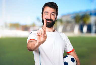 Bir futbol sahası üzerinde sayma bir futbol topu futbol oyuncu