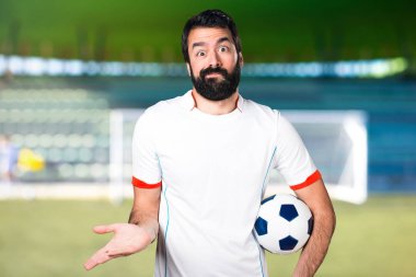 Futbol sahasında önemli bir jest yapma bir futbol topu futbol oyuncu