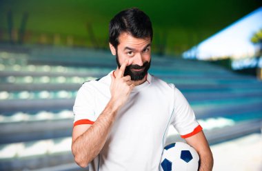 Bir şey bir futbol sahası üzerinde gösterilen bir futbol topu futbol oyuncu