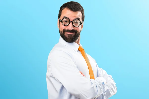 Homem Engraçado Com Óculos Com Braços Cruzados Fundo Colorido — Fotografia de Stock