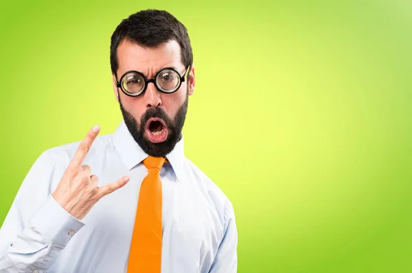 Αστείος Άνθρωπος Γυαλιά Κάνοντας Χειρονομία Στο Πολύχρωμο Φόντο Ροκ — Φωτογραφία Αρχείου