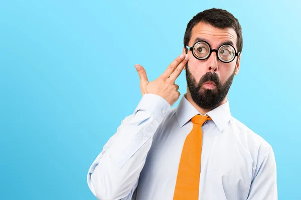 Hombre Divertido Con Gafas Haciendo Gesto Suicida Sobre Fondo Colorido — Foto de Stock