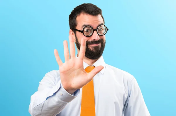 Hombre Divertido Con Gafas Contando Cinco Sobre Fondo Colorido — Foto de Stock