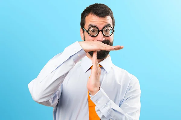 Hombre Divertido Con Gafas Haciendo Tiempo Fuera Gesto Sobre Fondo —  Fotos de Stock