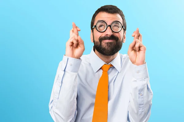 Hombre Divertido Con Gafas Con Los Dedos Cruzando Sobre Fondo — Foto de Stock