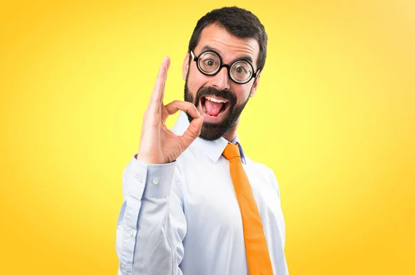 Legrační Muž Brýlemi Takže Podepsat Barevné Pozadí — Stock fotografie