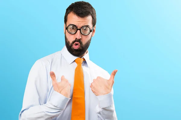 Αστείος Άνθρωπος Γυαλιά Κάνει Έκπληξη Χειρονομία Πολύχρωμο Φόντο — Φωτογραφία Αρχείου