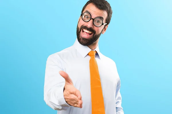 Grappige Man Met Bril Een Deal Een Kleurrijke Achtergrond Maken — Stockfoto