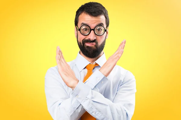 Hombre Divertido Con Gafas Haciendo Ningún Gesto Sobre Fondo Colorido —  Fotos de Stock