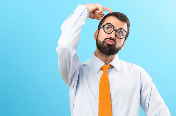 Hombre Divertido Con Gafas Que Tienen Dudas Sobre Fondo Colorido — Foto de Stock