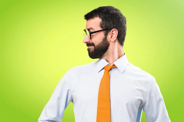 Hombre Divertido Con Gafas Mirando Lateral Sobre Fondo Colorido —  Fotos de Stock