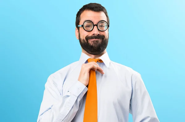 Hombre Divertido Con Gafas Orgullosos Mismo Sobre Fondo Colorido — Foto de Stock