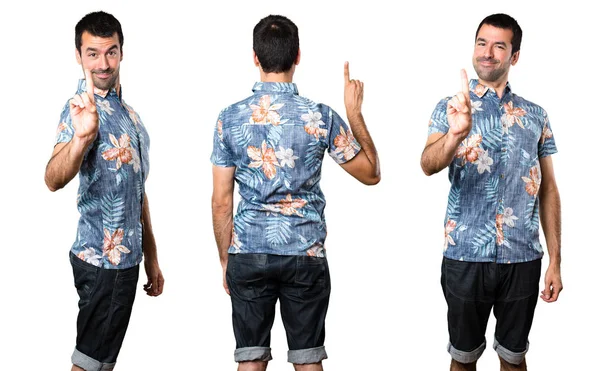 Yakışıklı adam ile çiçek gömlek bir sayım ayarla