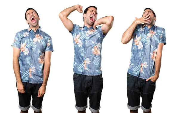 Çiçek gömlek esneme ile yakışıklı adam kümesi