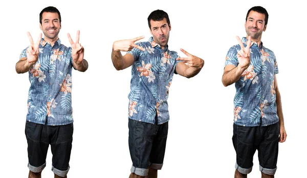 Yakışıklı adam zafer jest yapma çiçek forması ile ayarla