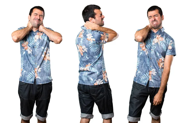 Boyun ağrısı ile çiçek gömlek ile yakışıklı adamın ayarla