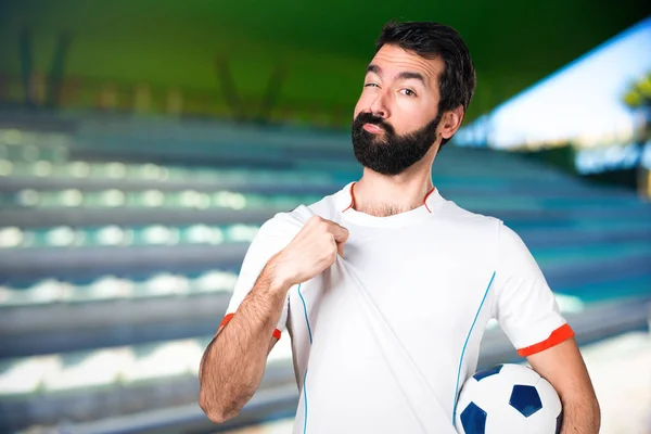 Giocatore Calcio Che Tiene Pallone Calcio Orgoglioso Campo Calcio — Foto Stock