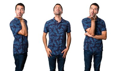 Esmer adam bir öpücük göndererek seti