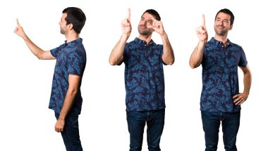 Esmer adam şeffaf ekranda dokunmadan kümesi