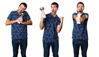 Esmer adam bir kupa tutan kümesi