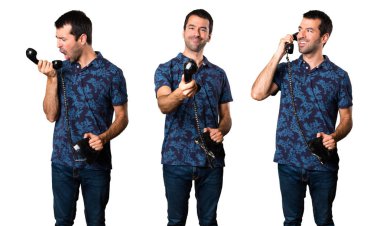 Esmer adam konuşmak için vintage telefon seti