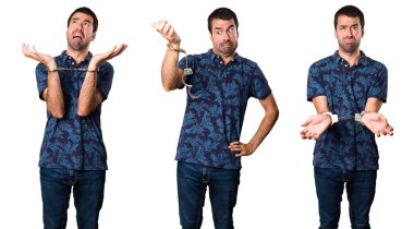 Esmer adam kelepçe ile kümesi