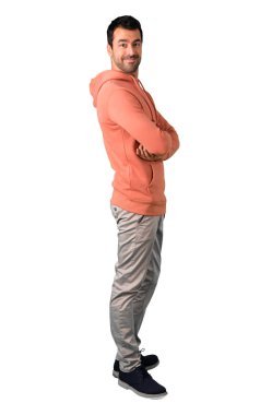 Adam tam vücut içinde silah tutmak bir pembe kazak yatay konumda gülümseyen süre geçti. Kendine güvenen ifade izole beyaz arka plan üzerinde. Mimari tasarımlarında kullanım için idealdir