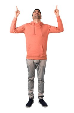 Adam tam vücut içinde harika bir fikir işaret parmağı ile işaret ve izole beyaz arka plan üzerinde ararken pembe bir kazak