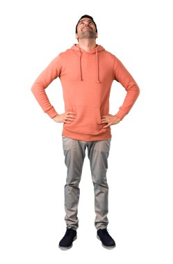 Adam tam gövdesi bir pembe kazak stand ve izole beyaz arka plan üzerinde arıyor. Mimari tasarımlarında kullanım için idealdir