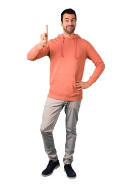 Adam tam vücut içinde gösterilen ve işareti en iyi izole beyaz zemin üzerinde bir parmak kaldırma pembe bir kazak