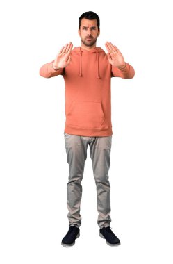 Adam tam vücut bir pembe kazak yapma dur harekete eliyle izole beyaz arka plan üzerinde yanlış düşünüyor bir durum inkar