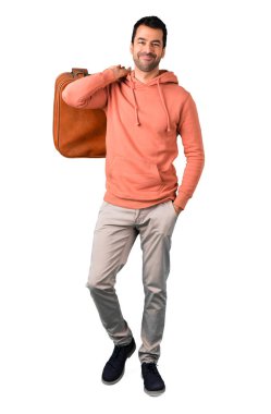 Adam tam vücut içinde bir vintage çanta izole beyaz arka plan üzerinde tutan bir pembe kazak