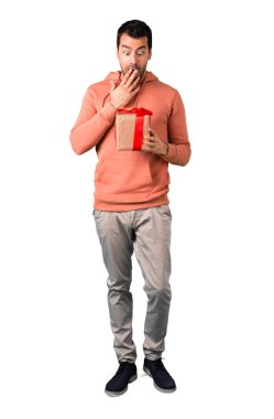 Adam tam vücut içinde izole beyaz arka plan üzerinde bir hediye verildi çünkü sürpriz bir pembe kazak