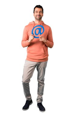 Adam tam vücut içinde simgesini nokta com izole beyaz arka planda tutan bir pembe kazak