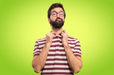 Renkli arka plan üzerinde gözlüklü mutlu adam