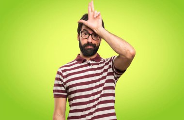 Renkli arka plan üzerinde oturum kaybeden yapma gözlüklü adam