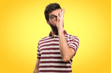 Renkli arka plan üzerinde espri gözlüklü adam