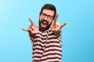 Horn renkli arka plan üzerinde jest yapma gözlüklü adam