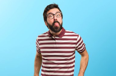 Dilini renkli arka plan üzerinde yaptırmayı gözlüklü adam