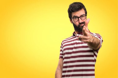 Silah jest yapma gözlüklü adam renkli arka plan üzerinde