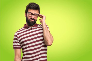 Renkli arka plan üzerinde gözlüklü sinirli adam