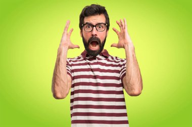 Renkli arka plan üzerinde gözlüklü sinirli adam