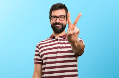 İki renkli arka plan üzerinde sayma gözlüklü adam