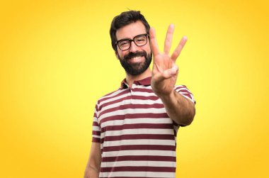 Üç renkli arka plan üzerinde sayma gözlüklü adam