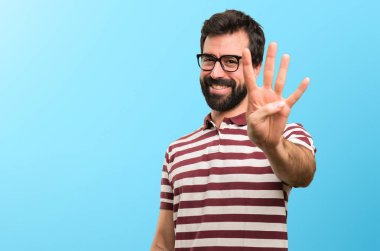 Dört renkli arka plan üzerinde sayma gözlüklü adam