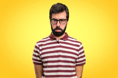 Gözlük renkli arka plan üzerinde üzgün adam