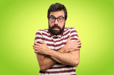 Renkli arka plan üzerinde dondurma gözlüklü adam