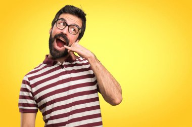 Telefon jest yapma gözlüklü adam renkli arka plan üzerinde