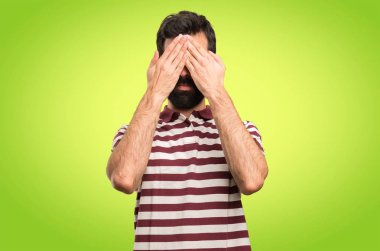 Gözleri renkli arka plan üzerinde kapsayan gözlüklü adam