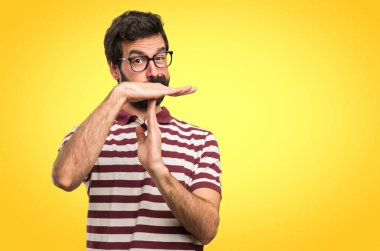 Jest renkli arka plan üzerinde dışarı zaman yapma gözlüklü adam